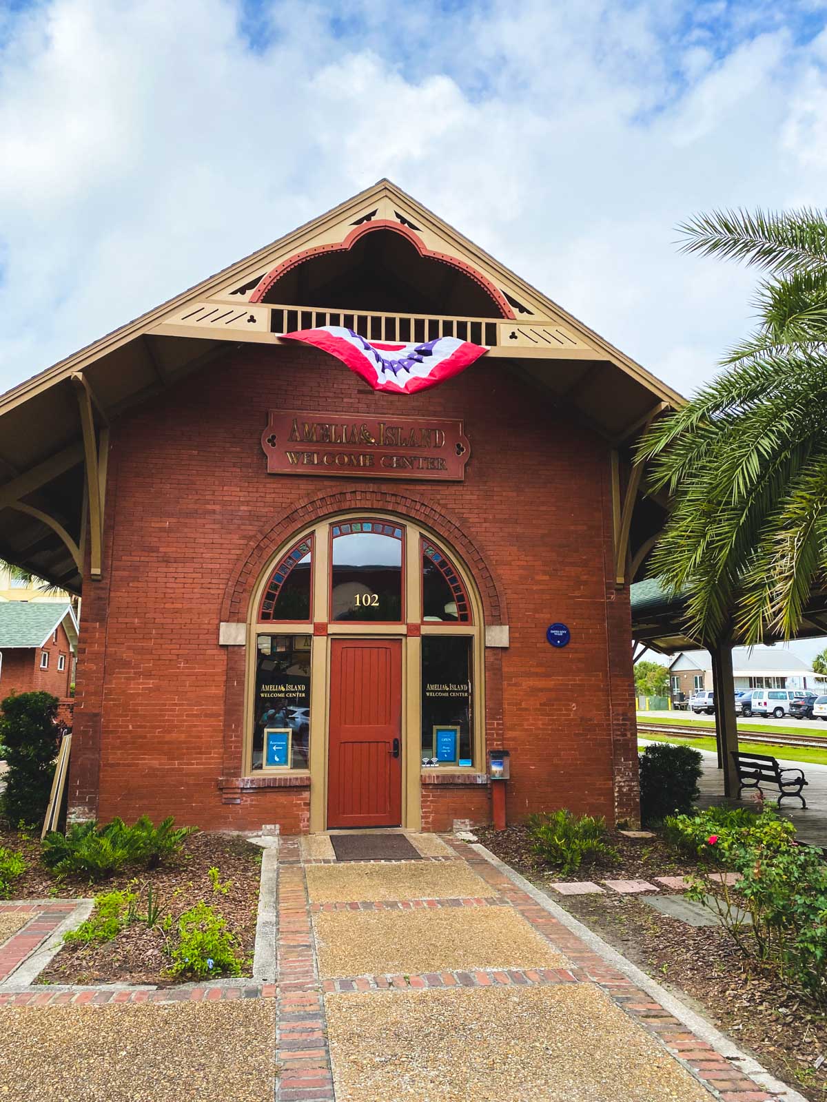 The outside of the visitor center in downtown Amelia Island.