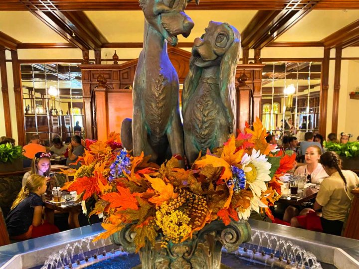 A statue of Lady & The Tramp inside of Tony's Restaurant.