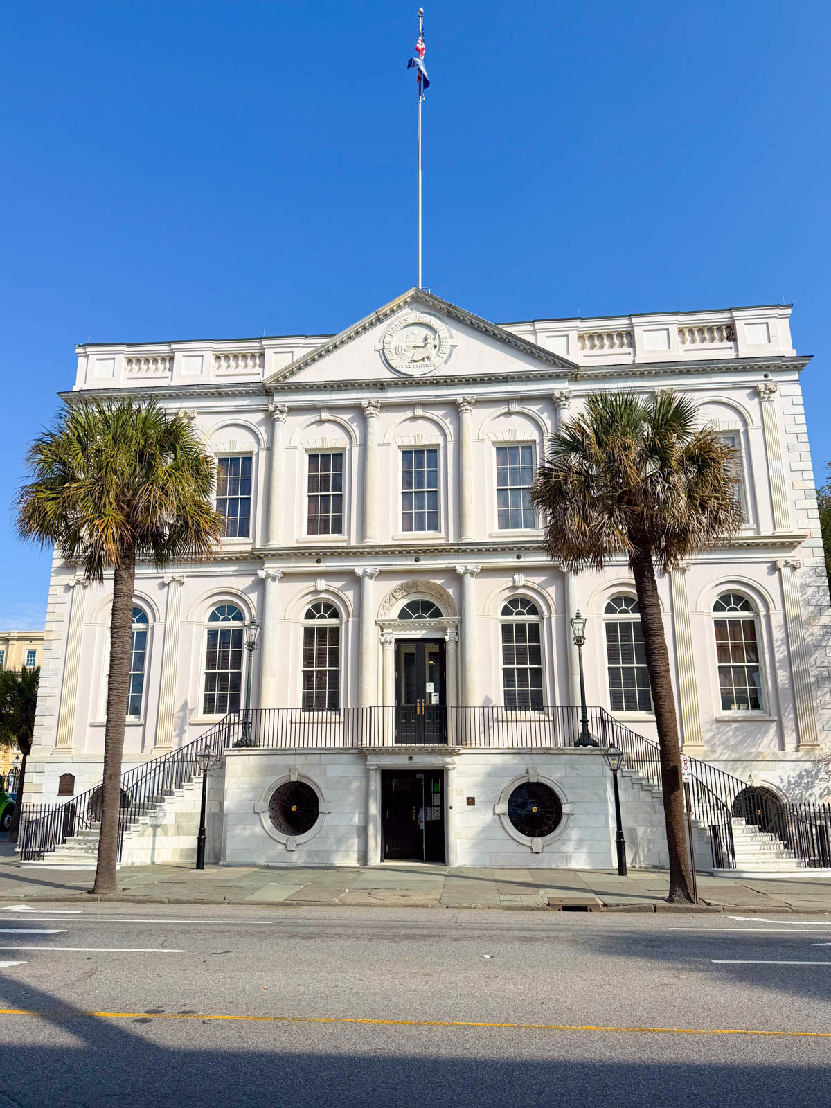 The outside of the Charleston City Hall.